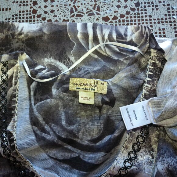 One world, white/black butterfly sleeve floral top, with embroidery, shiny studs - Picture 10 of 10